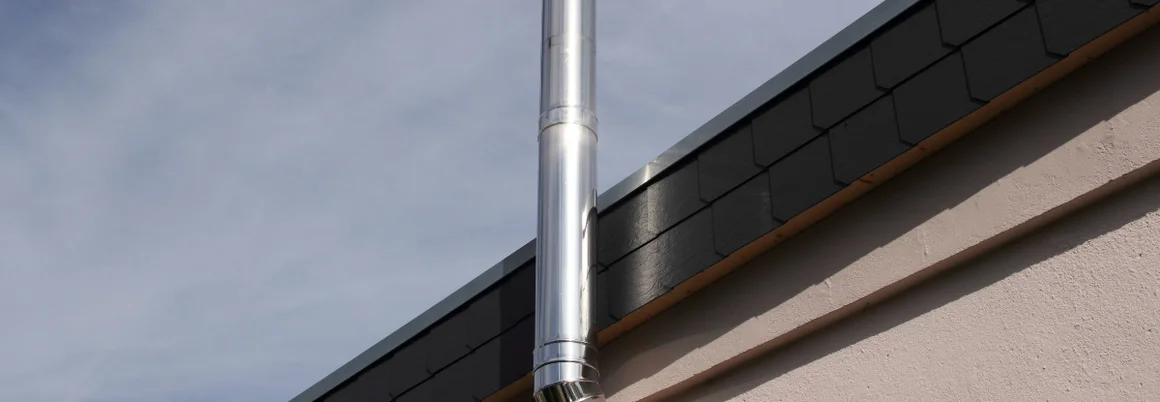 Metall Schornstein an Hauswand